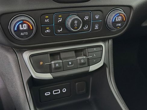 Used 2024 GMC Terrain SLE w/ Driver Convenience Package FWD image 20