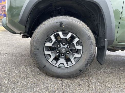 Used 2021 Toyota Tacoma TRD Off-Road w/ Technology Package AWD/4WD image 9