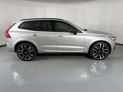 Used 2023 Volvo XC60 B5 Ultimate w/ Climate Package image 9