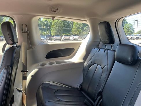 Used 2023 Chrysler Pacifica Touring-L FWD image 32