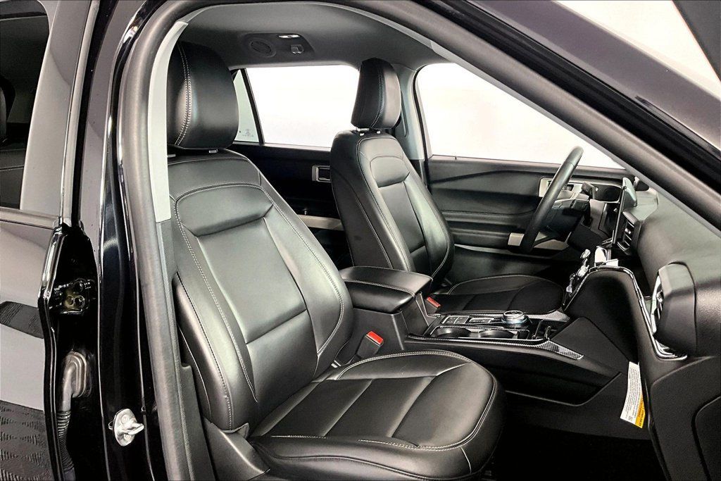 Used 2024 Ford Explorer XLT w/ Equipment Group 202A RWD image 7