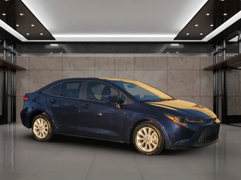 Used 2021 Toyota Corolla LE image 6