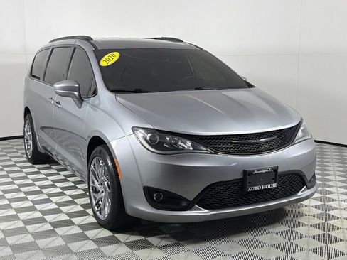 Used 2020 Chrysler Pacifica Touring-L AWD/4WD image 3