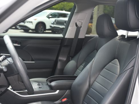 Used 2023 Toyota Highlander XLE FWD image 12