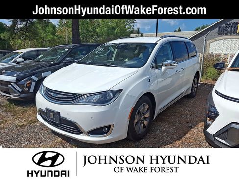 Used 2017 Chrysler Pacifica Platinum FWD image 2