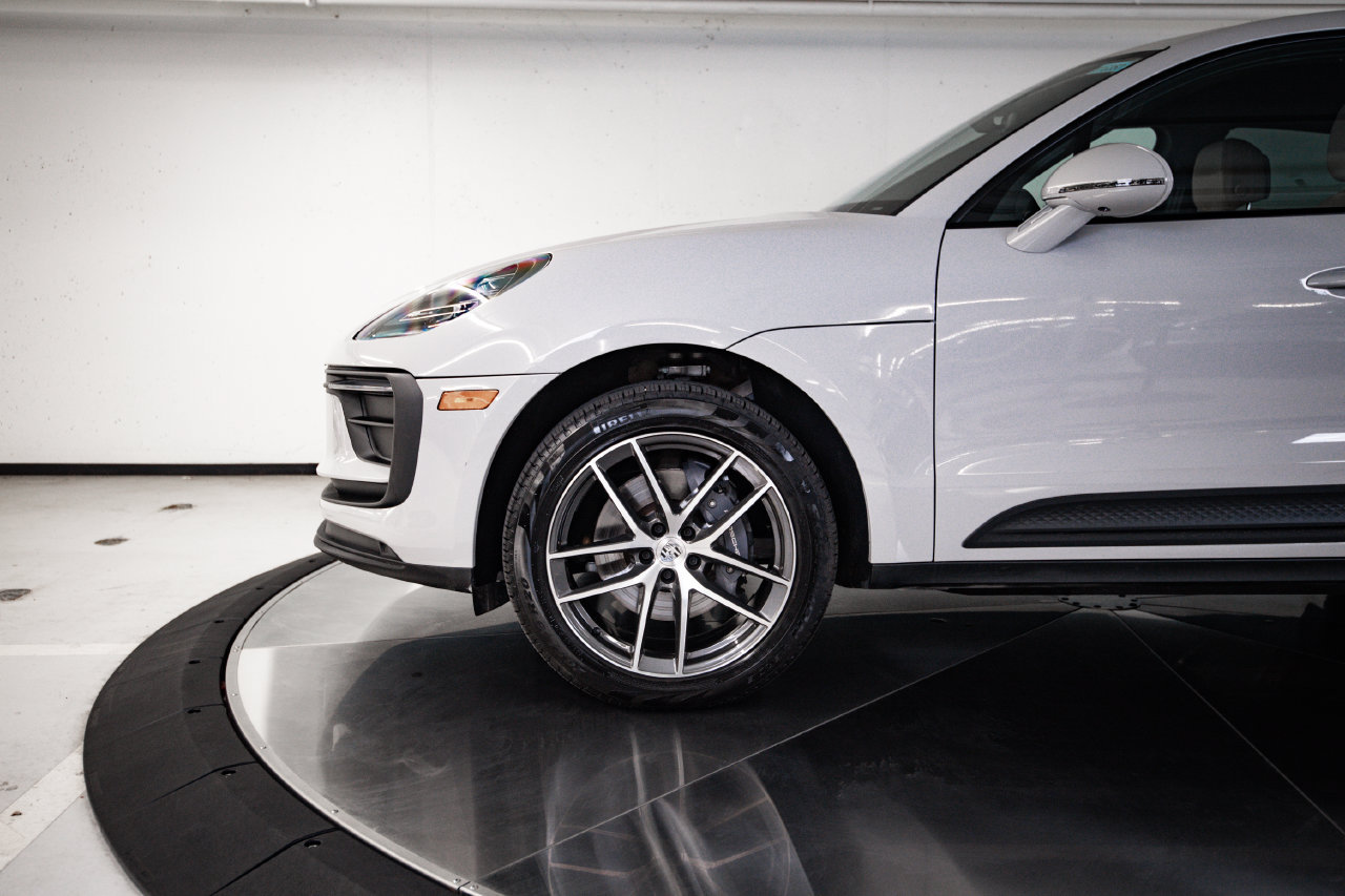 Certified 2026 Porsche Macan AWD/4WD image 11