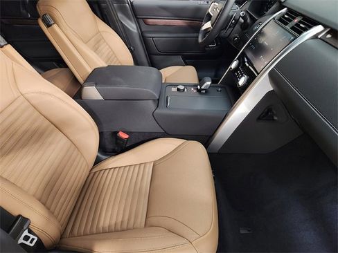 New 2025 Land Rover Discovery Dynamic SE image 3