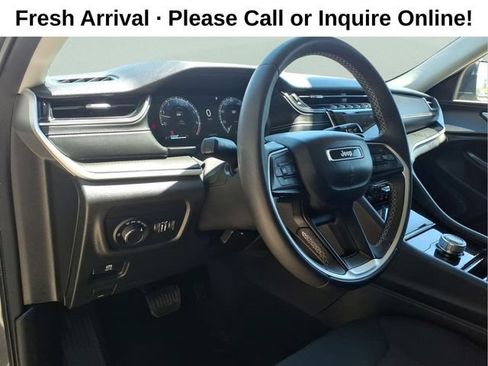 Used 2023 Jeep Grand Cherokee Laredo AWD/4WD image 13