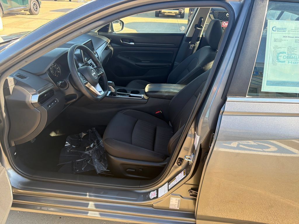 Used 2025 Nissan Altima 2.5 SV FWD image 9