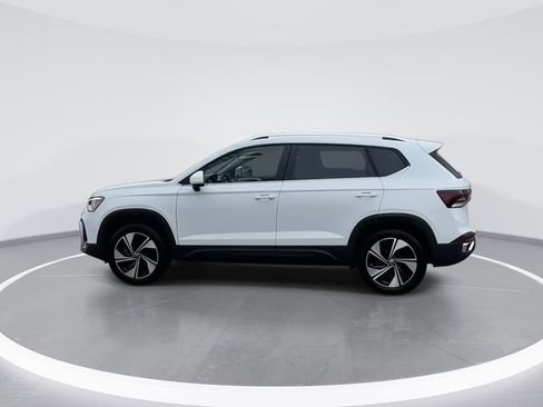 Used 2025 Volkswagen Taos SE image 5