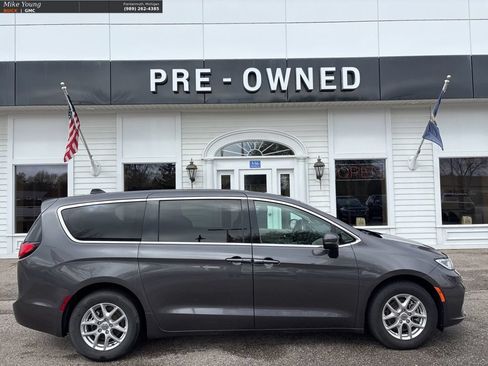 Used 2023 Chrysler Pacifica Touring-L FWD image 4