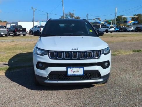 Used 2024 Jeep Compass Limited image 3