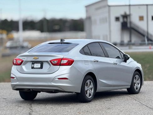 Used 2018 Chevrolet Cruze LS image 9