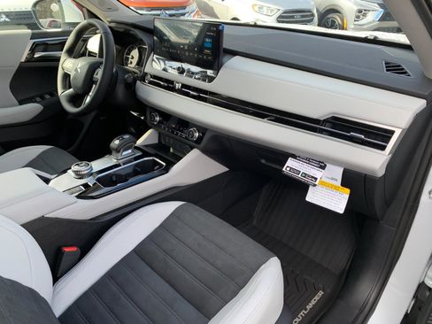 New 2025 Mitsubishi Outlander SE image 24