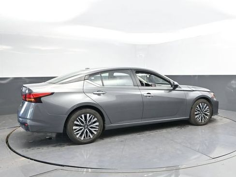 Used 2025 Nissan Altima 2.5 SV FWD image 2