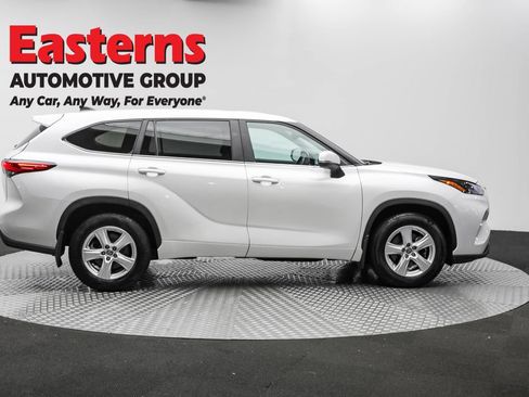 Used 2023 Toyota Highlander LE image 4