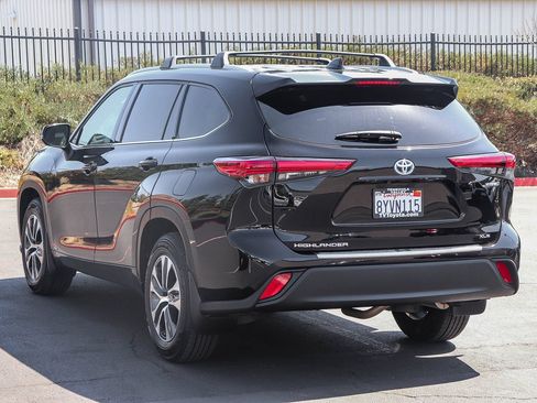 Used 2022 Toyota Highlander XLE AWD/4WD image 5