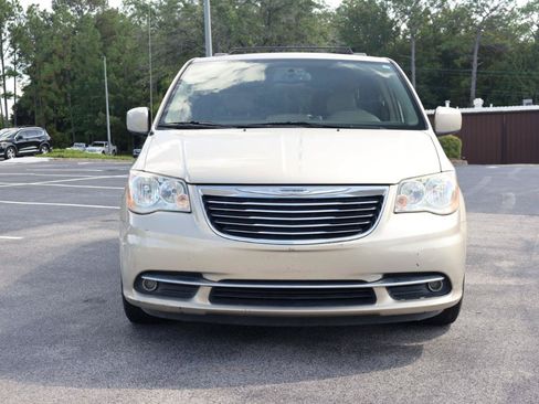 Used 2014 Chrysler Town & Country Touring FWD image 8