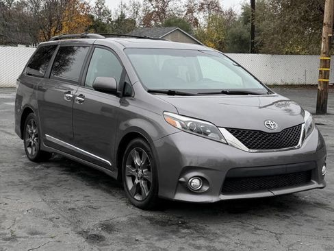 Used 2016 Toyota Sienna SE Premium image 1