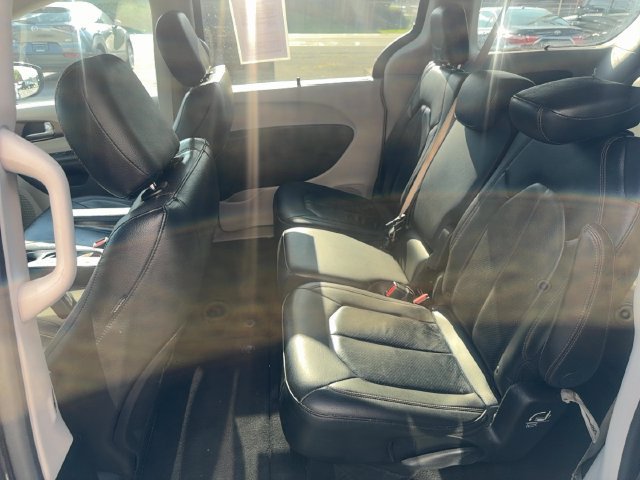 Used 2019 Chrysler Pacifica Touring-L FWD image 10