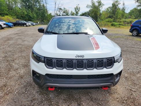 Used 2025 Jeep Compass Trailhawk AWD/4WD image 2