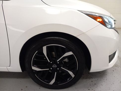 Used 2024 Nissan Versa SR image 3