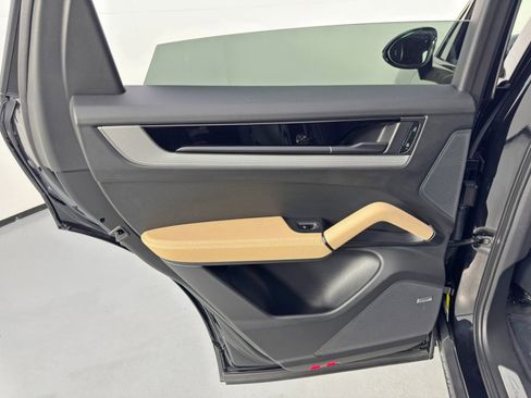 Used 2024 Porsche Cayenne w/ Sport Chrono Package image 43