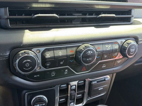 Used 2025 Jeep Wrangler Unlimited Sahara AWD/4WD image 9