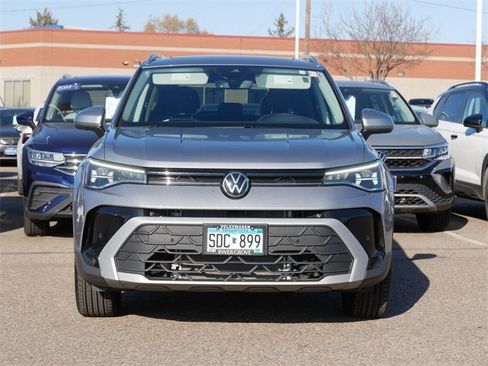 Certified 2025 Volkswagen Taos SE image 2