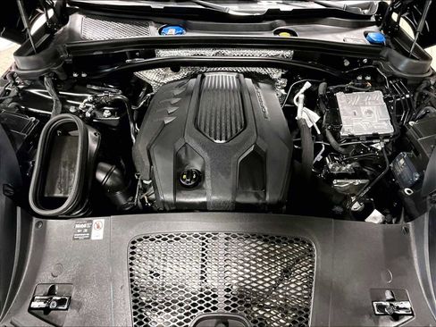 Used 2025 Porsche Macan w/ Premium Package Plus image 37