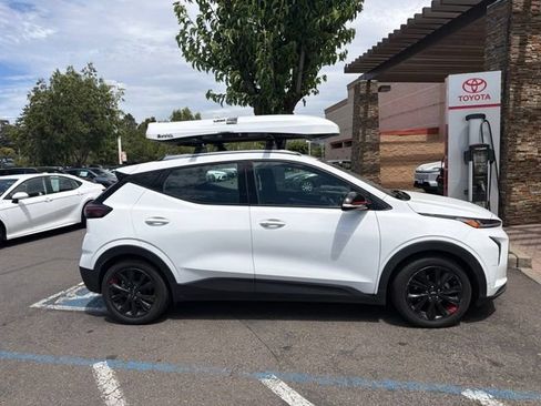 Used 2023 Chevrolet Bolt EUV LT w/ Convenience Package FWD image 5