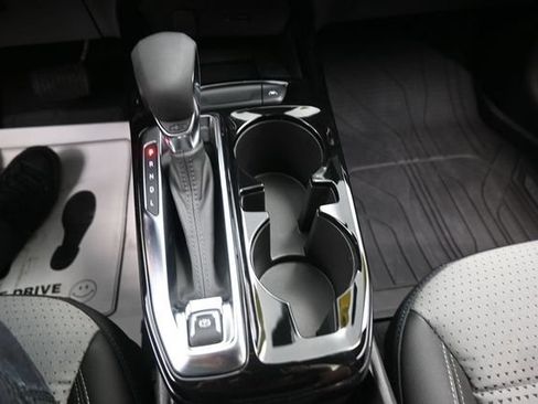 Used 2024 Chevrolet Trax LT w/ Sunroof Package FWD image 4
