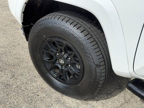 Used 2022 Toyota Tacoma SR5 AWD/4WD image 10