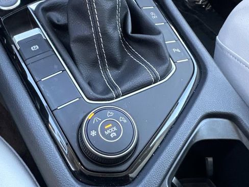 Certified 2025 Volkswagen Taos SE w/ Panoramic Sunroof Package image 23