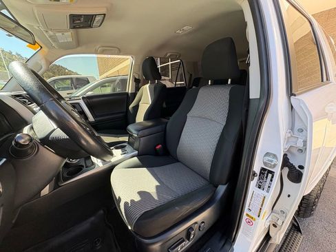 Used 2018 Toyota 4Runner SR5 AWD/4WD image 15