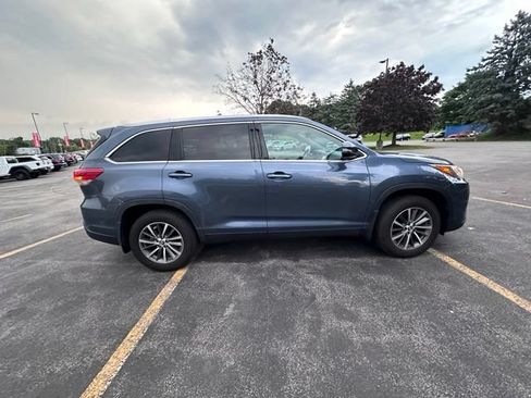 Used 2019 Toyota Highlander XLE AWD/4WD image 2