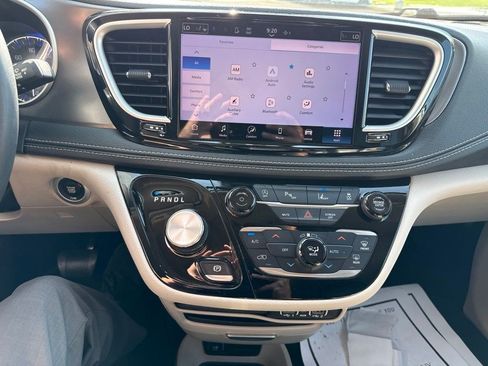 Used 2023 Chrysler Pacifica Touring-L AWD/4WD image 17