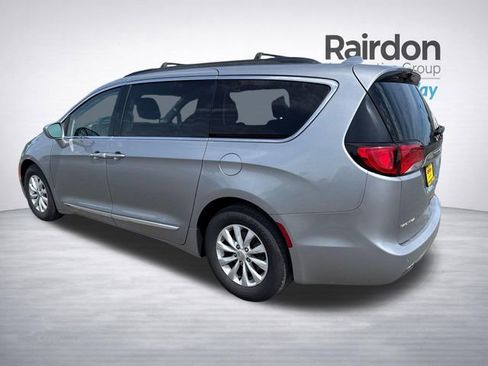 Used 2017 Chrysler Pacifica Touring-L FWD image 5