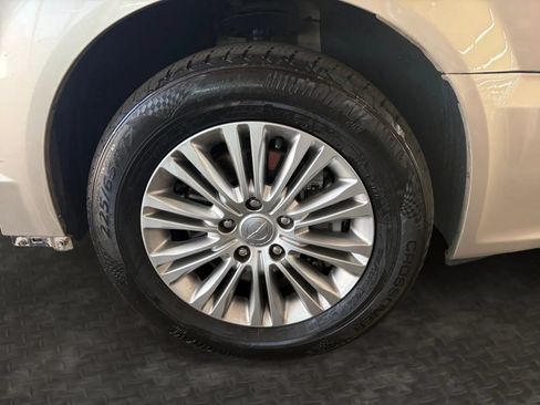 Used 2015 Chrysler Town & Country Touring-L w/ Driver Convenience Group FWD image 39