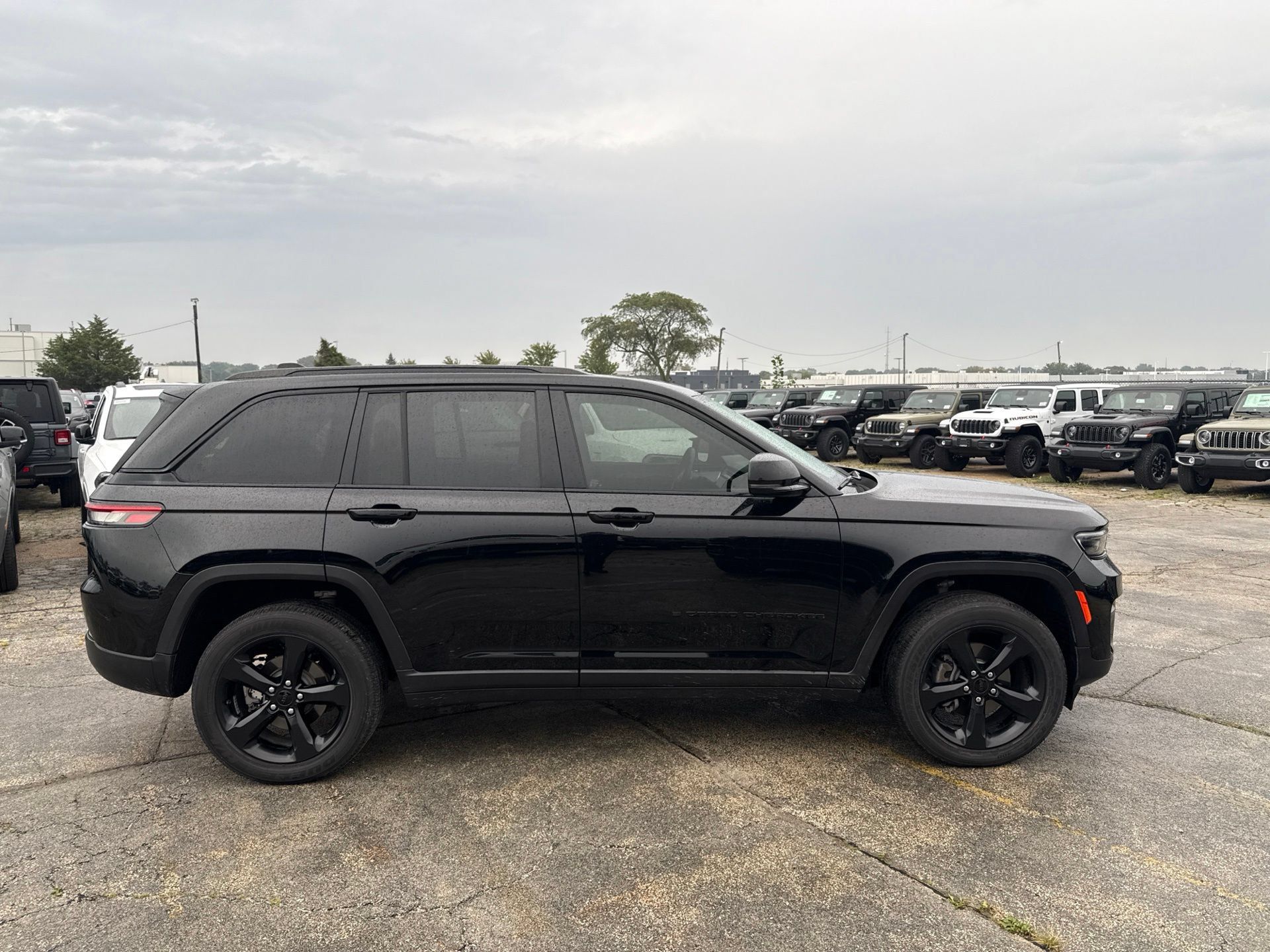 Used 2023 Jeep Grand Cherokee Altitude AWD/4WD image 5