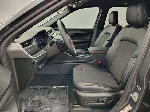 New 2025 Jeep Grand Cherokee Altitude image 18