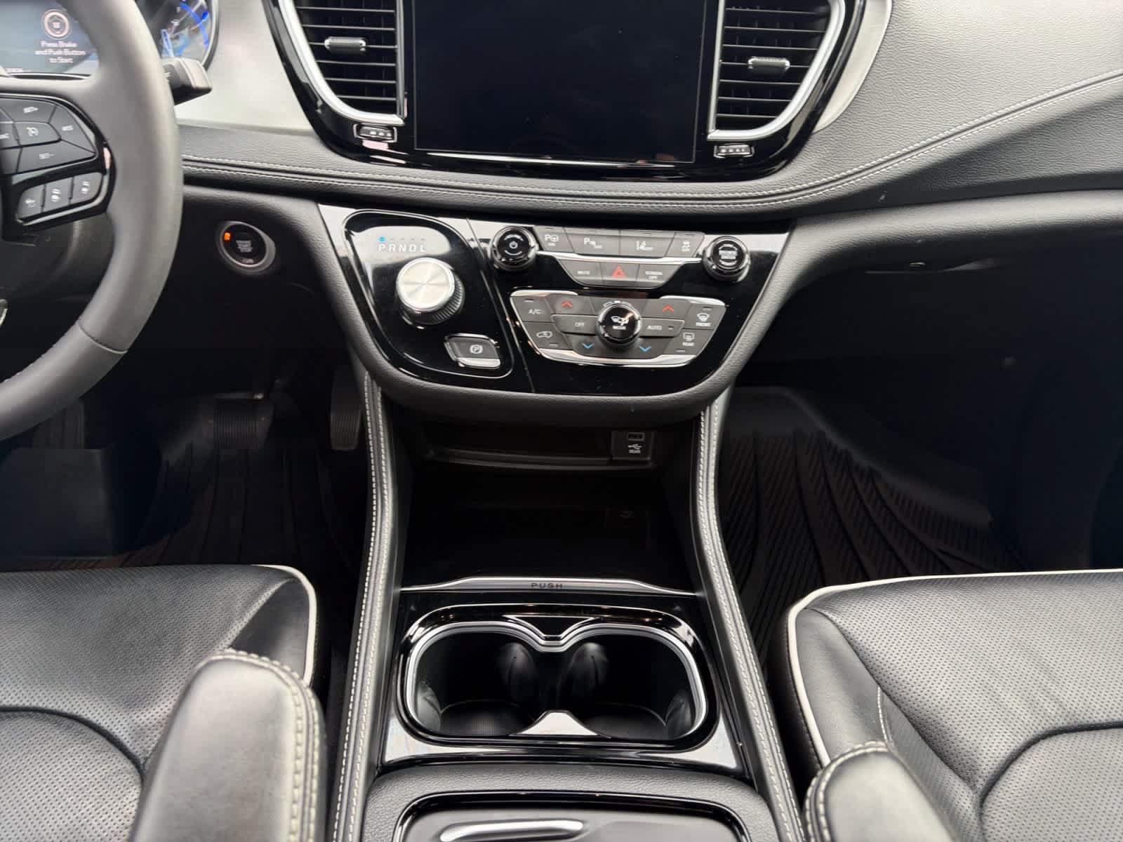 Used 2023 Chrysler Pacifica Limited w/ Uconnect Theater Family Group FWD image 18