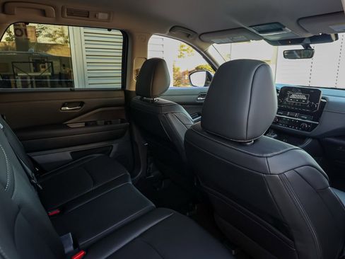 New 2025 Nissan Pathfinder SL image 17
