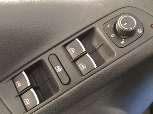 Used 2017 Volkswagen Tiguan Sport FWD image 27