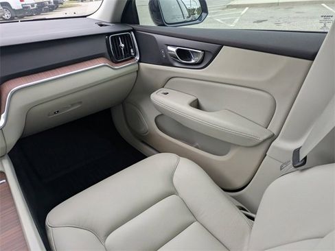 Used 2020 Volvo V60 T5 Momentum image 18