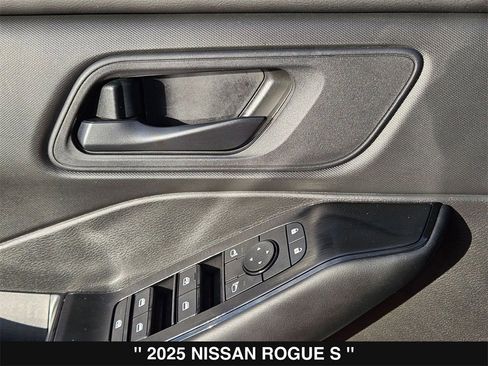 Used 2025 Nissan Rogue S image 16