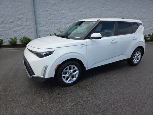Certified 2023 Kia Soul S FWD image 1