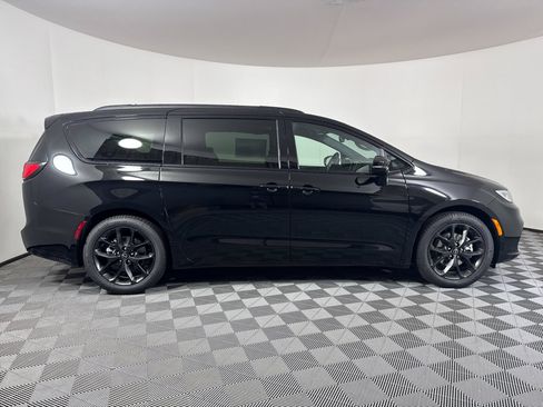 New 2026 Chrysler Pacifica Limited w/ S Appearance Package image 19