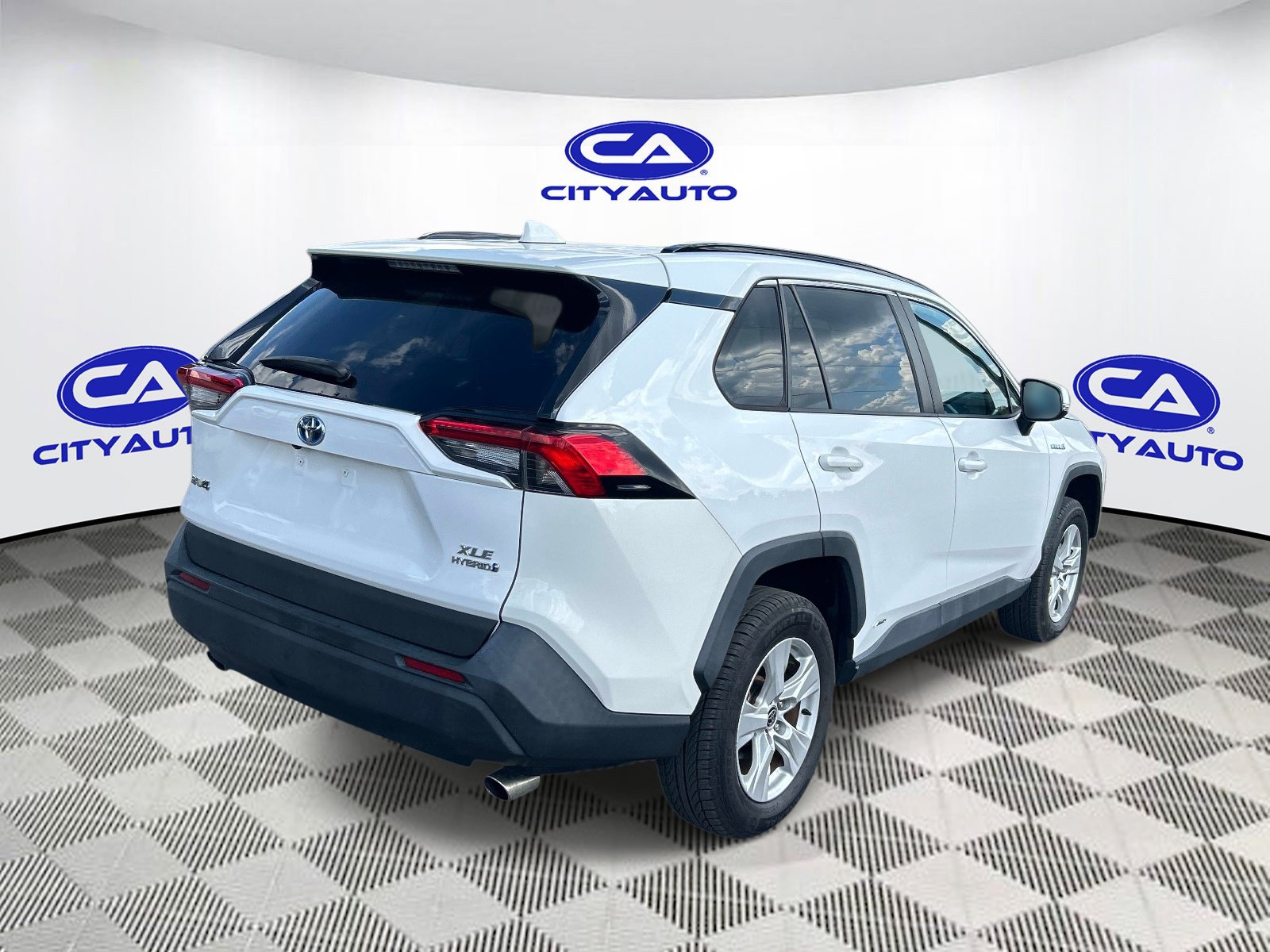 Used 2021 Toyota RAV4 XLE AWD/4WD image 3