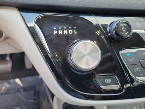 Used 2020 Chrysler Voyager Lxi FWD image 31